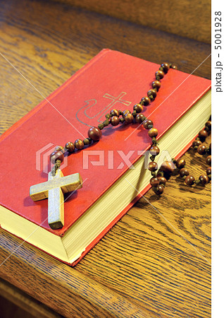 Bible and wooden rosary bead - detail Bible and wooden rosary bead - detail 5001928