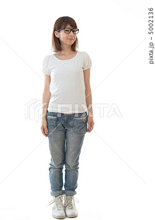 白いtシャツを着た女性 全身 の写真素材