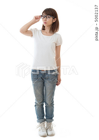 白いTシャツを着た女性(全身) 白いTシャツを着た女性(全身) 5002137