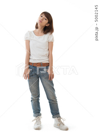 白いTシャツを着た女性（全身） 5002145