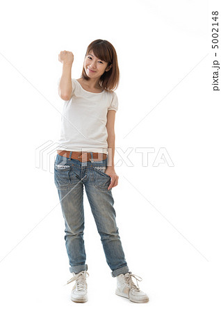 白いTシャツを着た女性（全身） 5002148