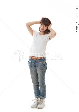 白いTシャツを着た女性（全身） 5002156