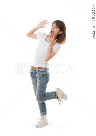 白いTシャツを着た女性（全身） 5002157
