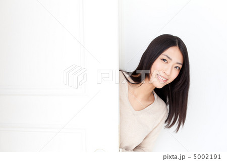 ドアと女性 ドアと女性 5002191