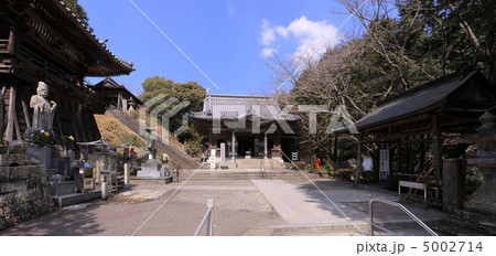 四国霊場第8番札所「熊谷寺」鐘楼、大師堂、本堂、手水舎 5002714