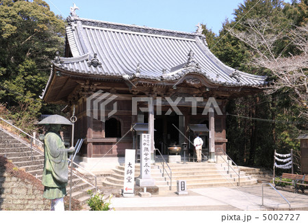 四国霊場第8番札所「熊谷寺」本堂とお遍路さん 5002727