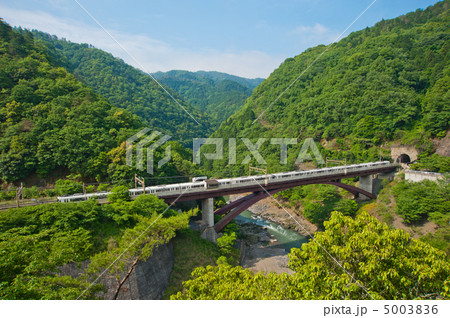 山陰線保津峡駅停車中の221系電車 山陰線保津峡駅停車中の221系電車 5003836