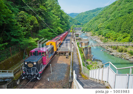 トロッコ保津峡駅停車中の嵯峨野観光鉄道トロッコ列車 トロッコ保津峡駅停車中の嵯峨野観光鉄道トロッコ列車 5003983