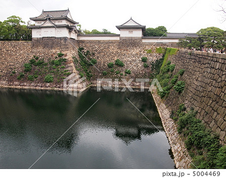 梅雨曇りの大阪城 5004469