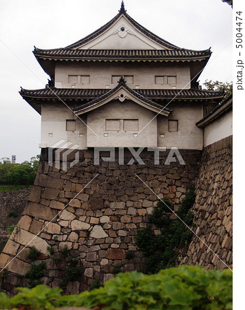 梅雨曇りの大阪城 5004474