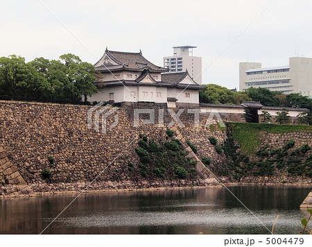 梅雨曇りの大阪城 5004479