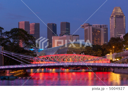 Singapore skyline and Cavenagh Bridge 5004927