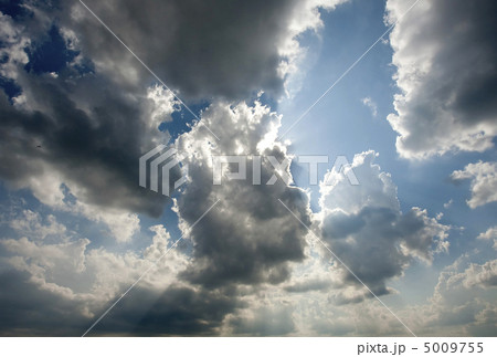 Clouds in the blue sky 5009755