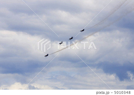 Blue Angels Fly in Tight Formation 5010348