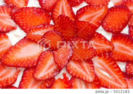 fresh and tasty strawberry cake 5012183