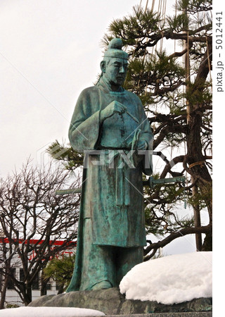 「大伴家持」の銅像(JR高岡駅・北口駅前広場/富山県高岡市下関町) 「大伴家持」の銅像(JR高岡駅・北口駅前広場/富山県高岡市下関町) 5012441