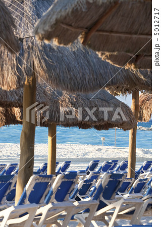 Sraw umbrella at sandy beach Sraw umbrella at sandy beach 5012717