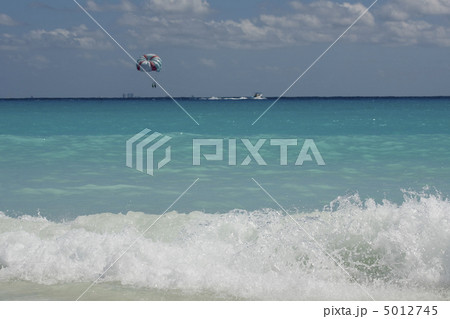 Couple flys on a parachute 5012745