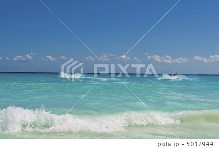 Morning waves at Caribbean sea 5012944
