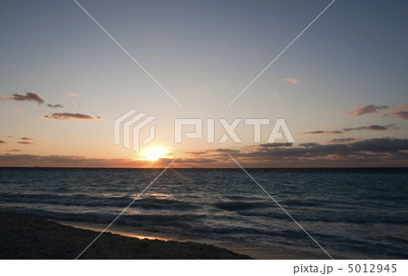 Caribbean sea shore at sunrise 5012945