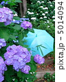 紫陽花と水色の傘縦 5014094