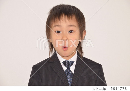スーツを着てカメラ目線の男の子 5014778