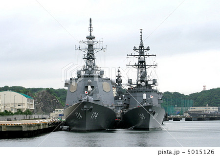 横須賀ヴェルニー公園から見た護衛艦 5015126