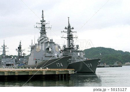 横須賀ヴェルニー公園から見た護衛艦 5015127