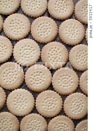 並べた一面のビスケット　焼き菓子の背景素材 5015417