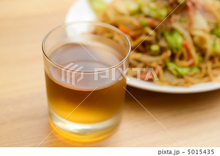 麦茶と料理 5015435