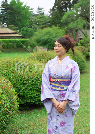 着物の女性と新緑 着物の女性と新緑 5015616