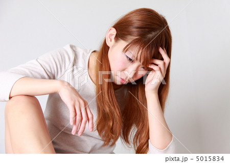 塞ぎ込む女性 5015834