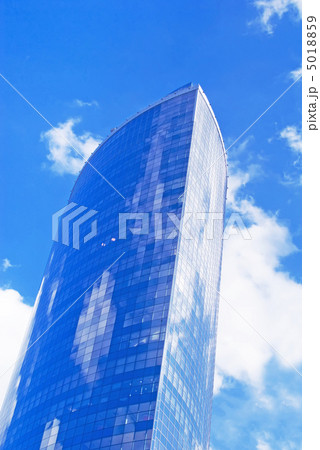 Modern cityscape: tall skyscraper 5018859