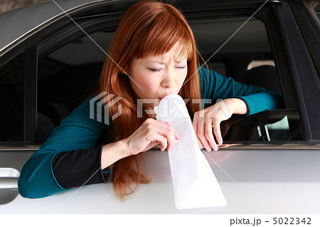 車に酔う女性 5022342