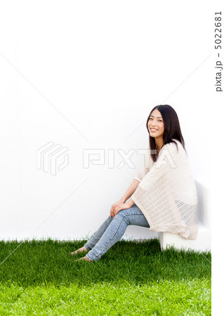 階段に座る女性 階段に座る女性 5022681