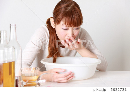 呑みすぎた女性 5022721