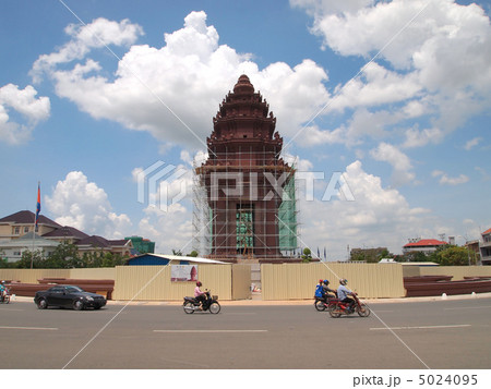 カンボジア・プノンペンの独立記念塔 カンボジア・プノンペンの独立記念塔 5024095
