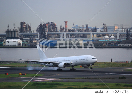 羽田空港に着陸するJAL機 羽田空港に着陸するJAL機 5025212