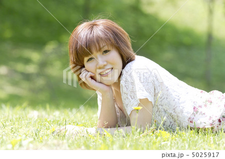 芝生に寝そべる女性 5025917