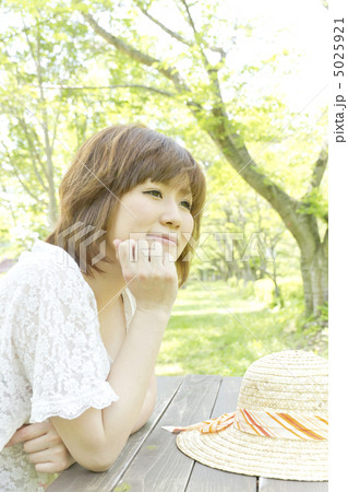 新緑まぶしい公園で休む女性 新緑まぶしい公園で休む女性 5025921