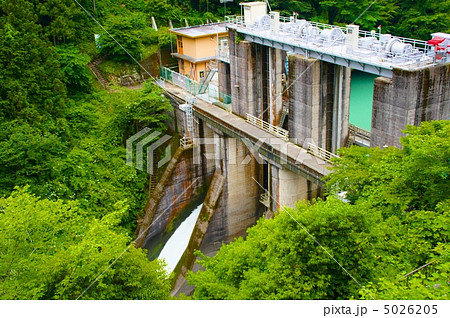 新緑と白丸ダム 5026205