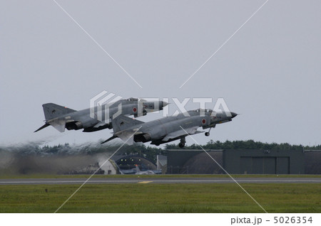 離陸するＦ４ファントムＤＪ戦闘機 5026354