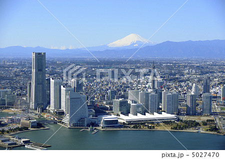 航空写真 横浜みなとみらいと富士山の写真素材