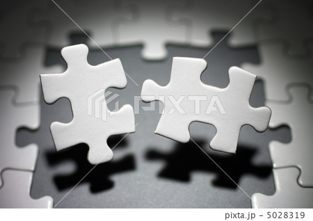 向かい合う白いパズルピース 5028319