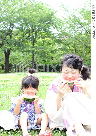 浴衣ですいかを食べる姉妹 浴衣ですいかを食べる姉妹 5029247