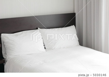 ２つ並んだ枕 5030146