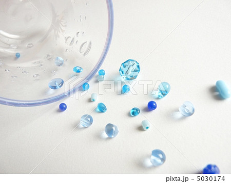 ビーズとグラス 5030174