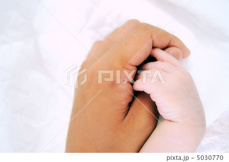 パパの手と赤ちゃんの手 パパの手と赤ちゃんの手 5030770