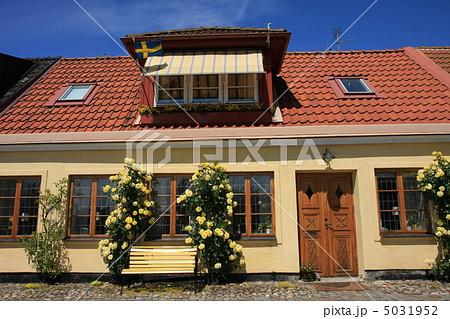 北欧の黄色い家の写真素材
