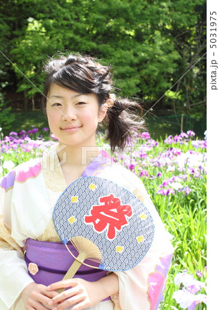 団扇を持った浴衣姿の女の子　　  5031975